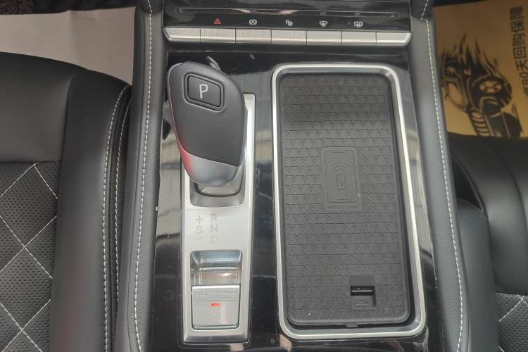 Used Venucia Star 2020 260T Automatic 48V Mild Hybrid Turbocharged Starry Edition Gear Lever