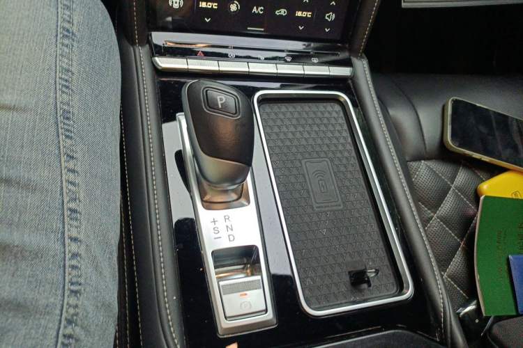 Used Venucia Star 2020 260T Automatic 48V Mild Hybrid Turbocharged Starry Edition Gear Lever