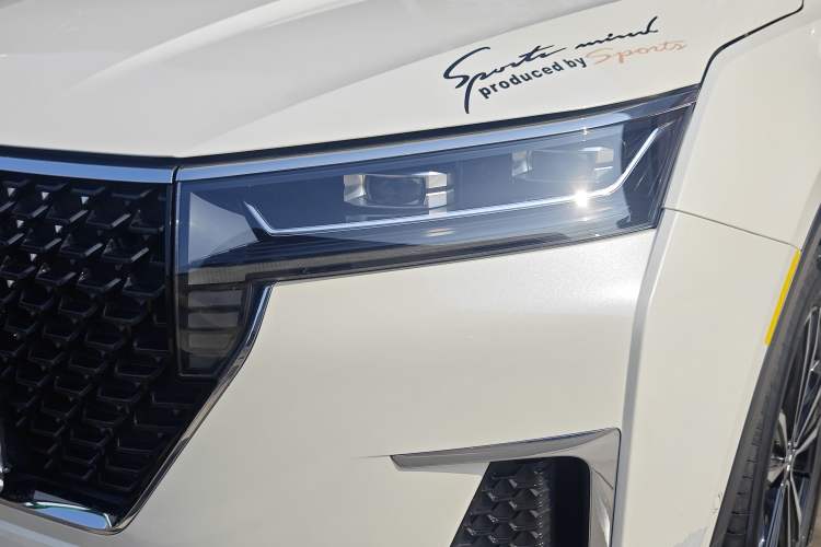 Used Venucia Star 2020 260T Automatic 48V Mild Hybrid Turbocharged Starry Edition Left Front Headlight