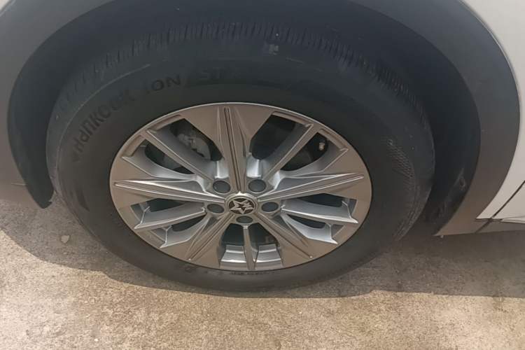 Used Venucia Star 2020 260T Automatic 48V Mild Hybrid Turbocharged Star Edition Left Front Wheel Hub