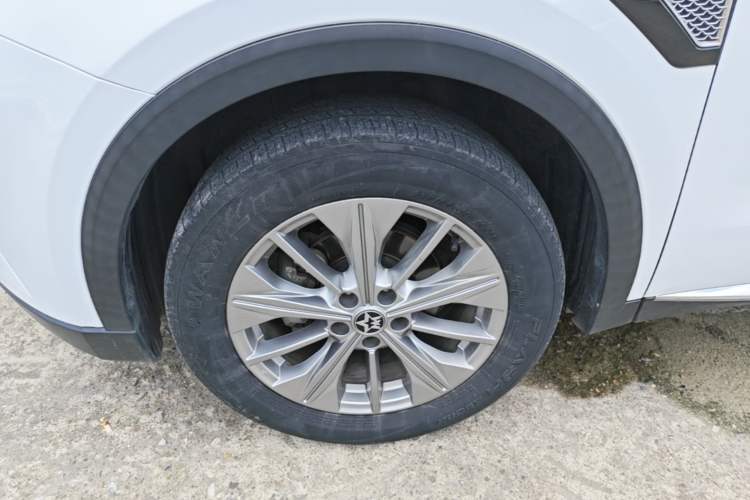 Used Venucia Star 2020 260T Automatic 48V Mild Hybrid Turbocharged Star Edition Left Front Wheel Hub