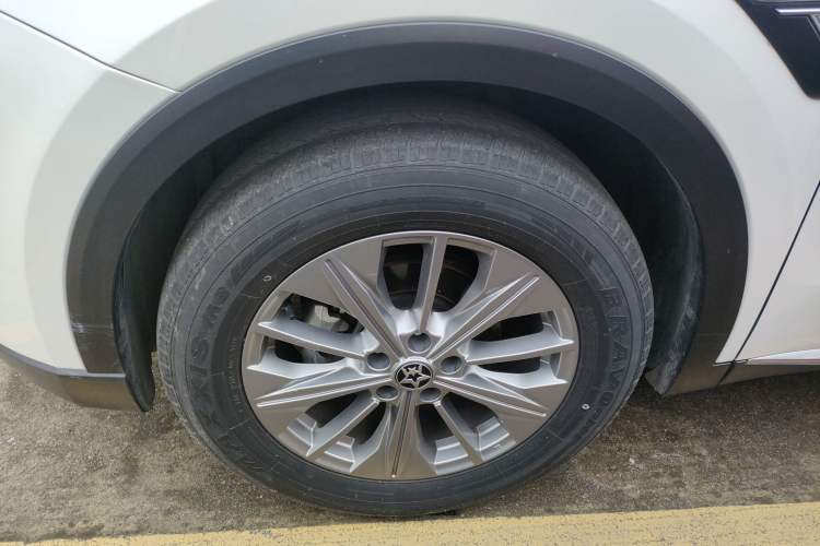 Used Venucia Star 2020 260T Automatic 48V Mild Hybrid Turbocharged Star Edition Left Front Wheel Hub