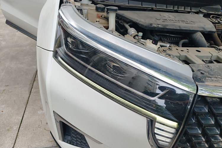 Used Venucia Star 2020 260T Automatic 48V Mild Hybrid Turbocharged Star Edition Right Front Headlight