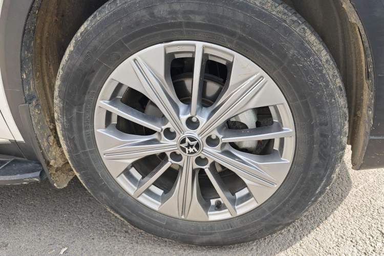 Used Venucia Star 2020 260T Automatic 48V Mild Hybrid Turbocharged Star Edition Right Front Wheel Hub