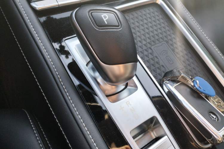 Used Venucia Star 2021 260T Automatic 48V Mild Hybrid Turbocharged Star曜 Edition Gear Lever