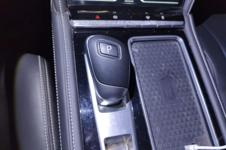 Used Venucia Star 2021 260T Automatic 48V Mild Hybrid Turbocharged Star Achieve Edition Gear Lever