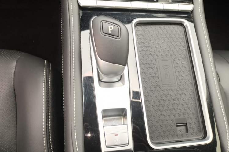 Used Venucia Star 2021 260T Automatic 48V Mild Hybrid Turbocharged Star Achieve Edition Gear Lever