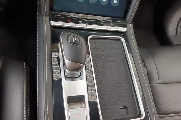 Used Venucia Star 2021 260T Automatic 48V Mild Hybrid Turbocharged Star Achieve Edition Gear Lever