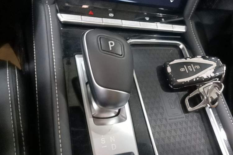 Used Venucia Star 2021 260T Automatic 48V Mild Hybrid Turbocharged Star Achieve Edition Gear Lever