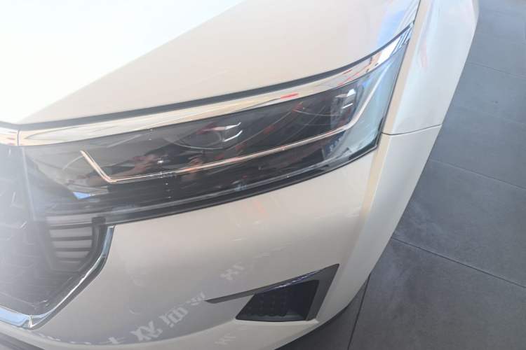 Used Venucia Star 2021 260T Automatic 48V Mild Hybrid Turbocharged Star Achieve Edition Left Front Headlight