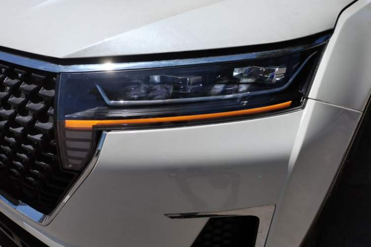 Used Venucia Star 2021 260T Automatic 48V Mild Hybrid Turbocharged Star Achieve Edition Left Front Headlight
