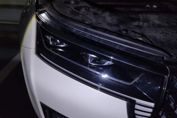 Used Venucia Star 2021 260T Automatic 48V Mild Hybrid Turbocharged Star Achieve Edition Right Front Headlight