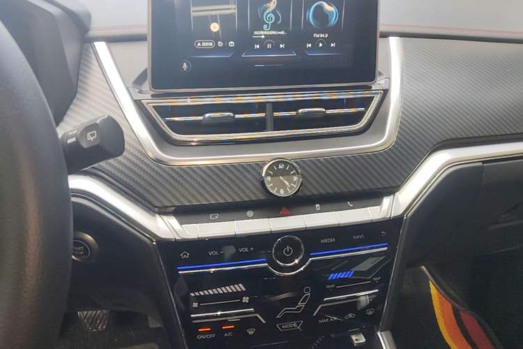 Used Venucia T60 2018 1.6L Manual Smart Cool Version China V Standard Audio And AC Panel