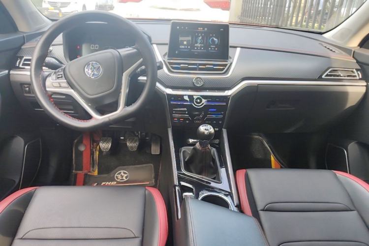 Used Venucia T60 2018 1.6L Manual Smart Cool Version China V Standard Center Console