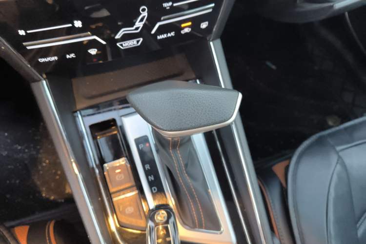 Used Venucia T60 2018 1.6L CVT Zhiyue Edition (ISS) China VI Gear Lever
