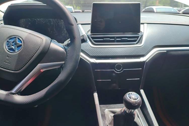 Used Venucia T60 2018 1.6L Manual Smart Cool Version China V Standard Center Console
