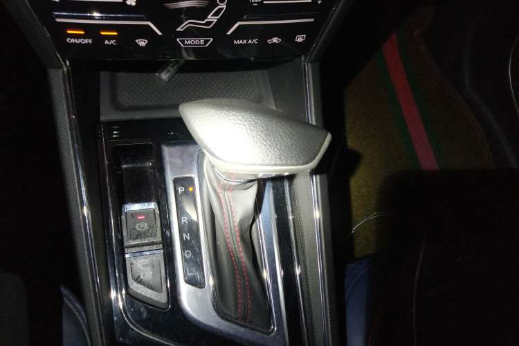 Used Venucia T60 2018 1.6L CVT Smart Edition (ISS) China VI Gear Lever