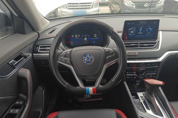 Used Venucia T60 2018 1.6L CVT Smart & Fun Version China VI Standard Steering Wheel