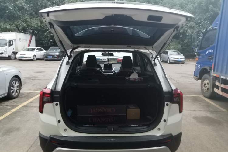 Used Venucia T60 2018 1.6L Manual Smart Cool Version China VI Standard Trunk