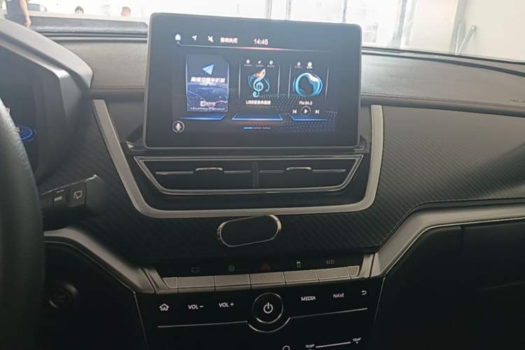 Used Venucia T60 2020 1.6L CVT Smart Drive Version China VI Standard Audio And AC Panel