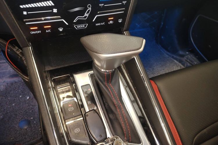 Used Venucia T60 2020 1.6L CVT Smart Drive Version China VI Standard Gear Lever