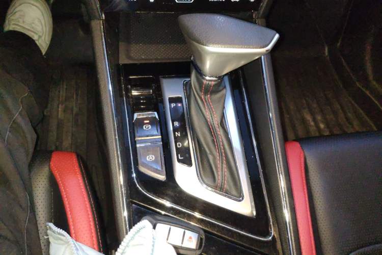 Used Venucia T60 2020 1.6L CVT Smart Drive Version China VI Standard Gear Lever