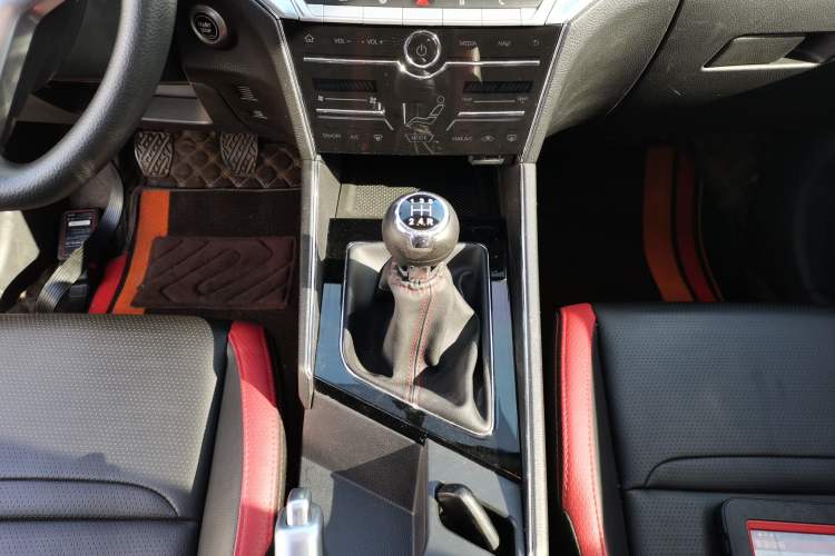 Used Venucia T60 2020 1.6L Manual Smart Vision Version China VI Standard Gear Lever