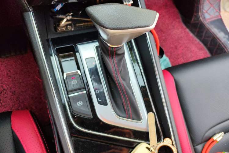 Used Venucia T60 2020 1.6L CVT Smart Drive Version China VI Standard Gear Lever