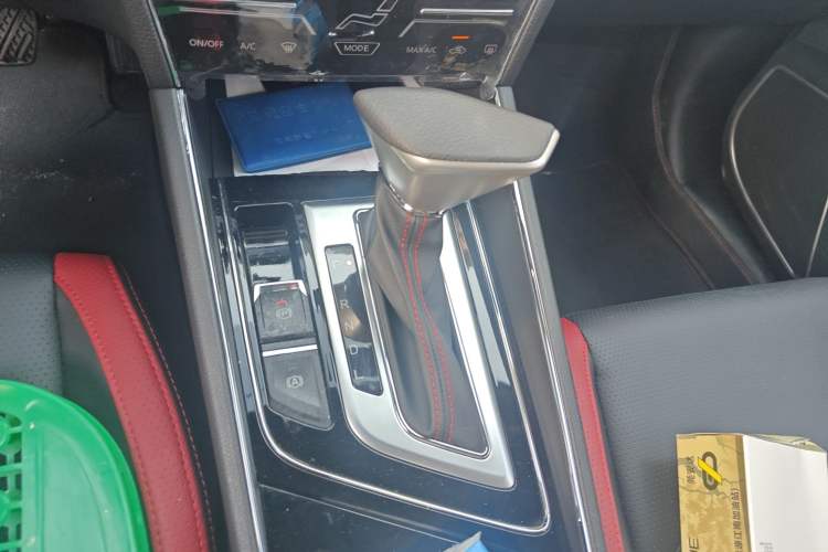 Used Venucia T60 2020 1.6L CVT Smart Drive Version China VI Standard Gear Lever