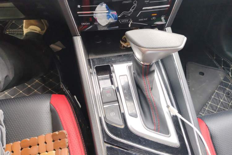 Used Venucia T60 2020 1.6L CVT Smart Drive Version China VI Standard Gear Lever