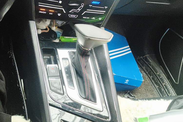 Used Venucia T60 2020 1.6L CVT Smart Drive Version China VI Standard Gear Lever