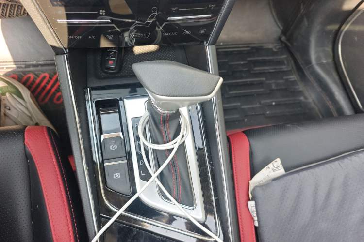 Used Venucia T60 2020 1.6L CVT Smart Drive Version China VI Standard Gear Lever