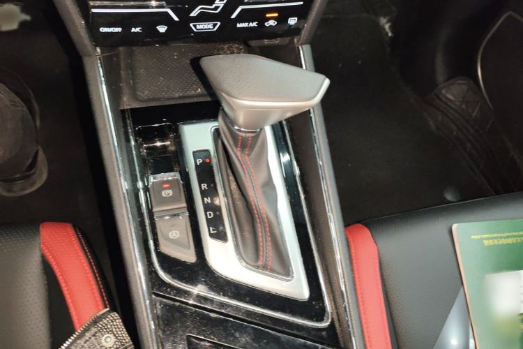 Used Venucia T60 2020 1.6L CVT Smart Drive Version China VI Standard Gear Lever