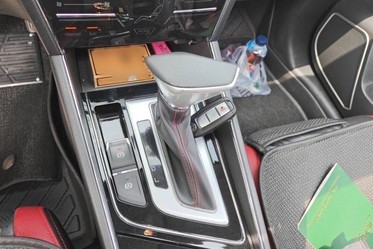Used Venucia T60 2020 1.6L CVT Smart Drive Version China VI Standard Gear Lever