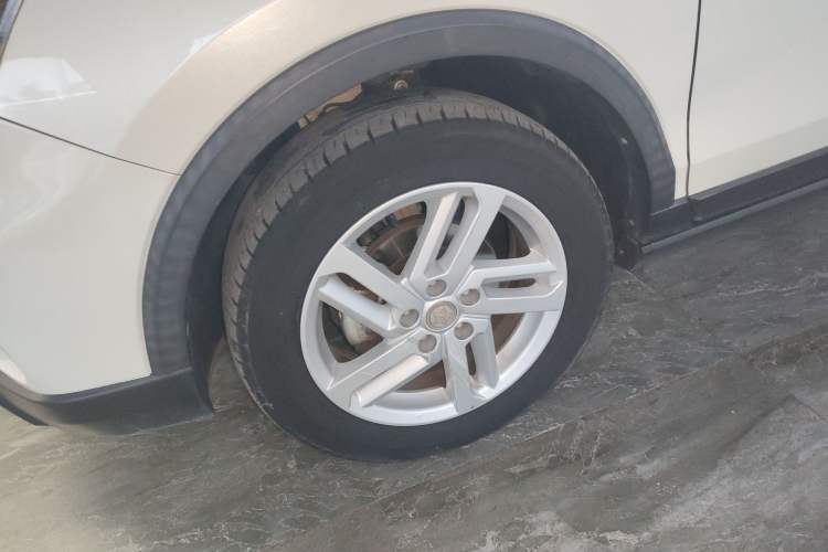 Used Venucia T60 2020 1.6L CVT Smart Drive Version China VI Standard Left Front Wheel Hub