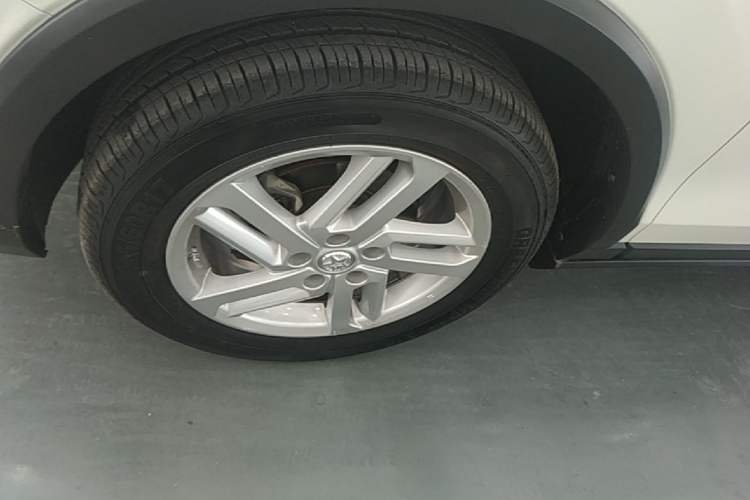 Used Venucia T60 2020 1.6L CVT Smart Drive Version China VI Standard Left Front Wheel Hub