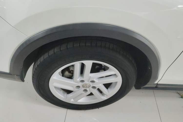 Used Venucia T60 2020 1.6L CVT Smart Drive Version China VI Standard Left Front Wheel Hub