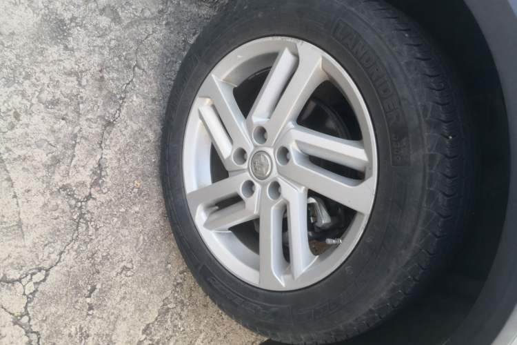 Used Venucia T60 2020 1.6L CVT Smart Drive Version China VI Standard Right Front Wheel Hub