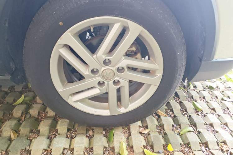 Used Venucia T60 2020 1.6L CVT Smart Drive Version China VI Standard Right Front Wheel Hub