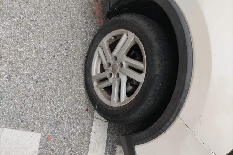 Used Venucia T60 2020 1.6L CVT Smart Drive Version China VI Standard Right Front Wheel Hub