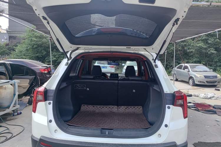 Used Venucia T60 2020 1.6L CVT Smart Drive Version China VI Standard Trunk