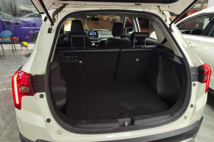 Used Venucia T60 2020 1.6L CVT Smart Drive Version China VI Standard Trunk