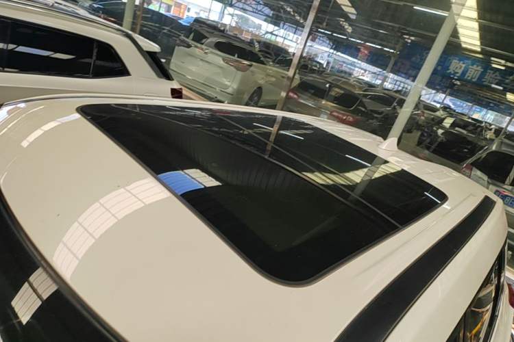 Used Venucia T60 2022 1.6L CVT Smart Drive Version Roof