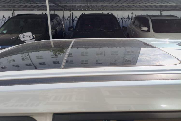 Used Venucia T60 2022 1.6L CVT Smart Drive Version Roof