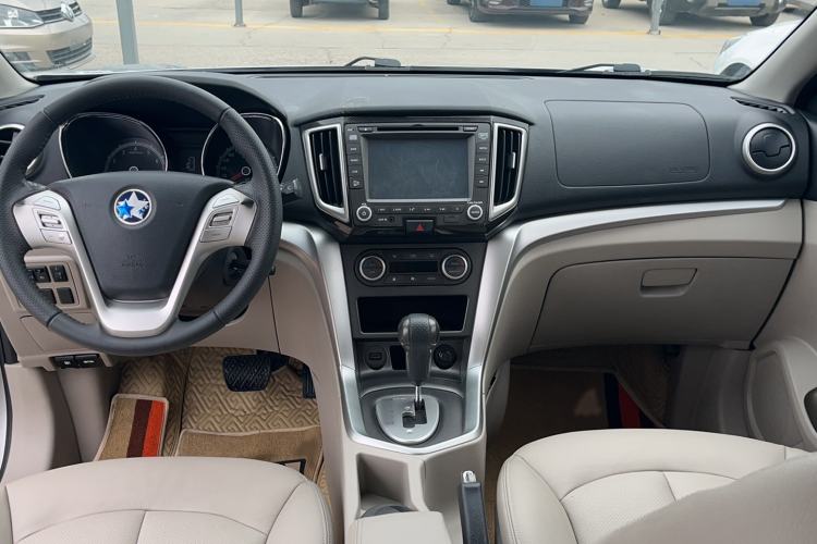 Used Venucia T70 2015 2.0L CVT Smart Edition Interior 3