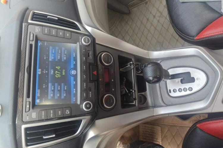 Used Venucia T70 2015 2.0L CVT Smart Edition Audio And AC Panel