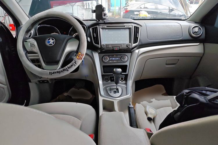Used Venucia T70 2015 2.0L CVT Smart Edition Center Console