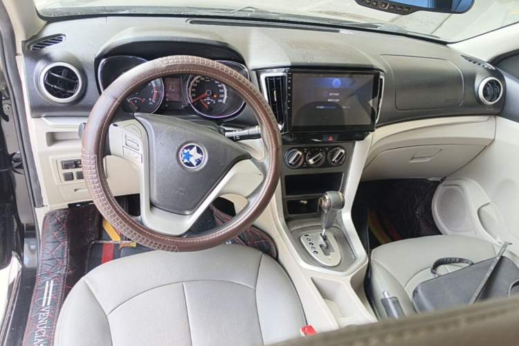 Used Venucia T70 2015 2.0L CVT Smart Choice Edition Center Console