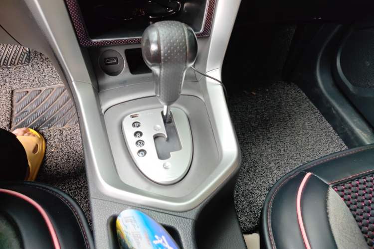 Used Venucia T70 2015 2.0L CVT Smart Edition Gear Lever