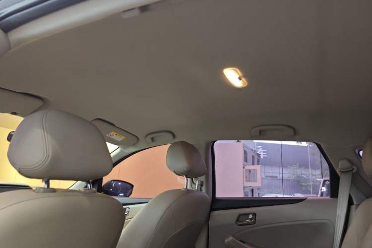 Used Venucia T70 2015 2.0L CVT Smart Choice Edition Headliner